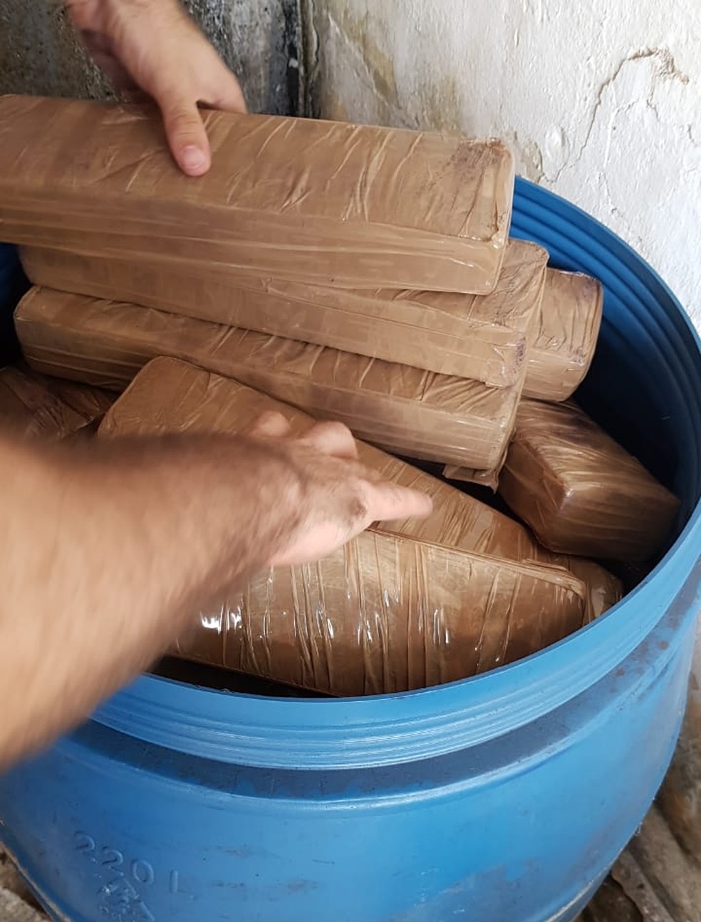 Maconha prensada foi apreendida durante operação das Polícias Civil e Militar, na Paraíba — Foto: Polícia Civil/Divulgação