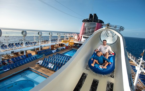Thiago Fragoso e Benjamin se divertem no Aquaduck, o toboágua radical do navio Disney Cruise Dream