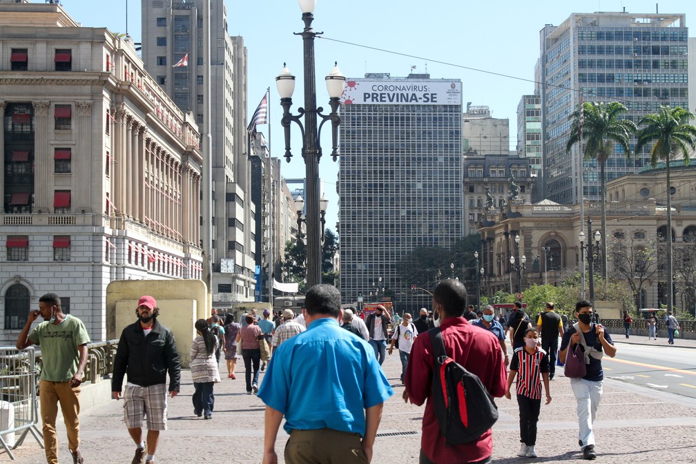 Movimenta&ccedil;&atilde;o de pessoas no Viaduto do Ch&aacute;, Centro de S&atilde;o Paulo, nesta sexta-feira (7). &mdash; Foto: Fernanda Luz/Estad&atilde;o Conte&uacute;do 