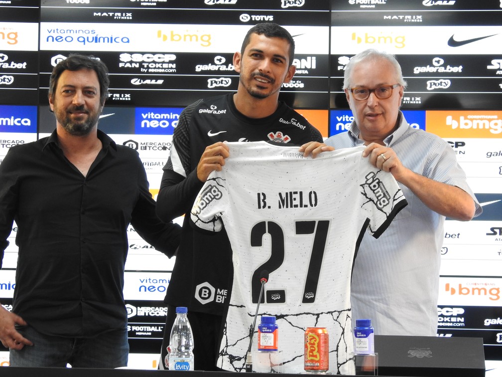 Bruno Melo é apresentado no Corinthians: 