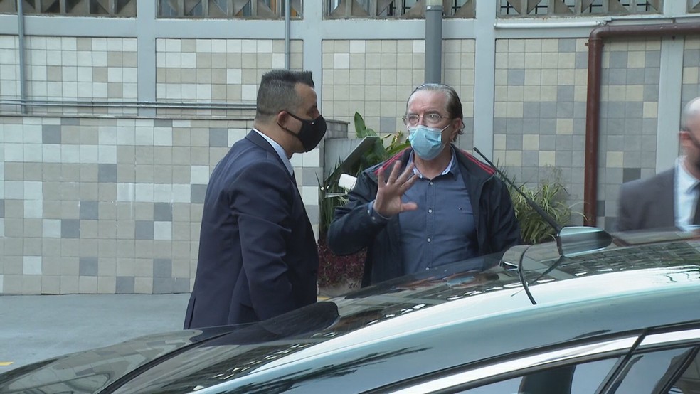 Médico do presidente, Antônio Luiz Macedo, chegou ao hospital em SP na manha desta terça (4) — Foto: Reprodução/TV Globo