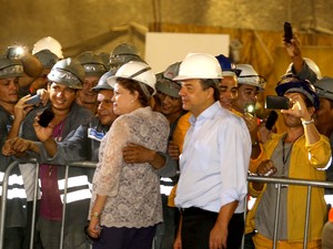 Presidente Dilma faz selfie com operários durante visita ao canteiro de obras do Metrô  (Foto: Carlos Magno/Governo do Estado )