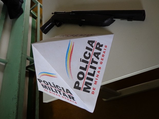 Escopeta de dois canos, de fabricação artesanal, estava escondida dentro de um armário. (Foto: Divulgação/PM)
