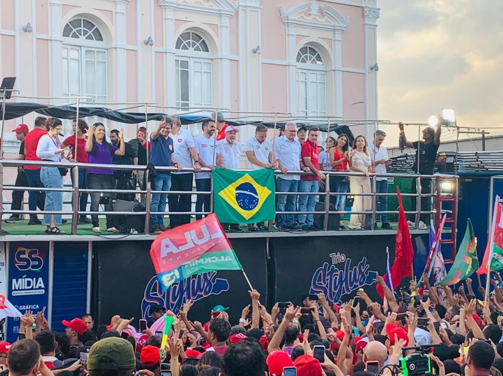 Em Maceió, Lula sobe em trio elétrico ao lado de Ronaldo Lessa, Paulo Dantas, Renan Filho e Renan Calheiros — Foto: Vivi Leão/g1