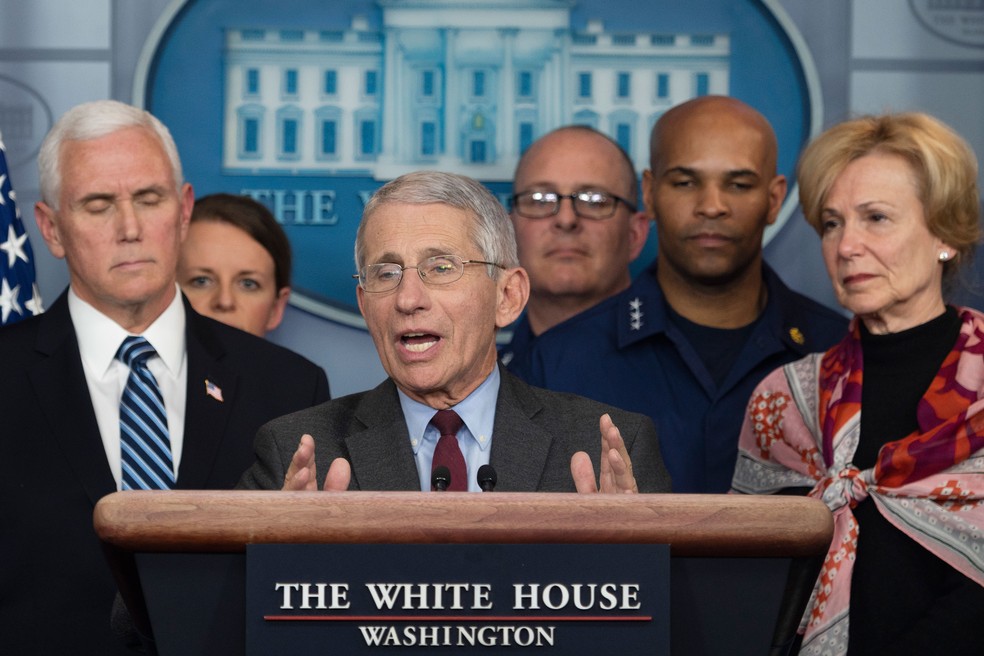 Diretor do Instituto Nacional de Alergia e Doenças Infecciosas, Dr. Anthony Fauci, fala ao lado do vice-presidente dos EUA Mike Pence e integrantes da equipe da Força-Tarefa de Coronavírus na Casa Branca, na Casa Branca, em Washington  — Foto: Jim Watson / AFP