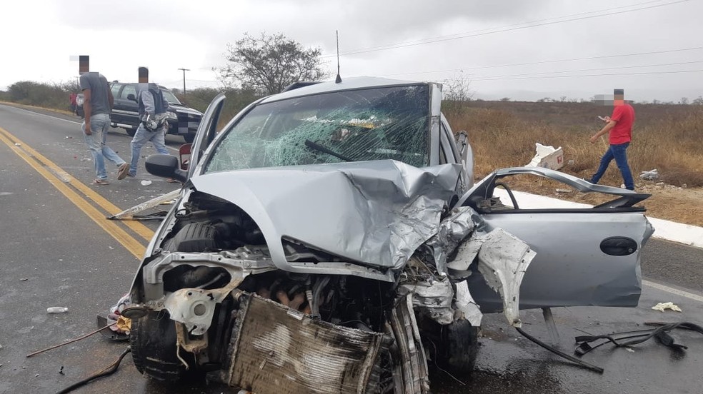 Parte da caminhonete ficou destruída após a colisão na BR-232, em Belo Jardim — Foto: PRF/Divulgação