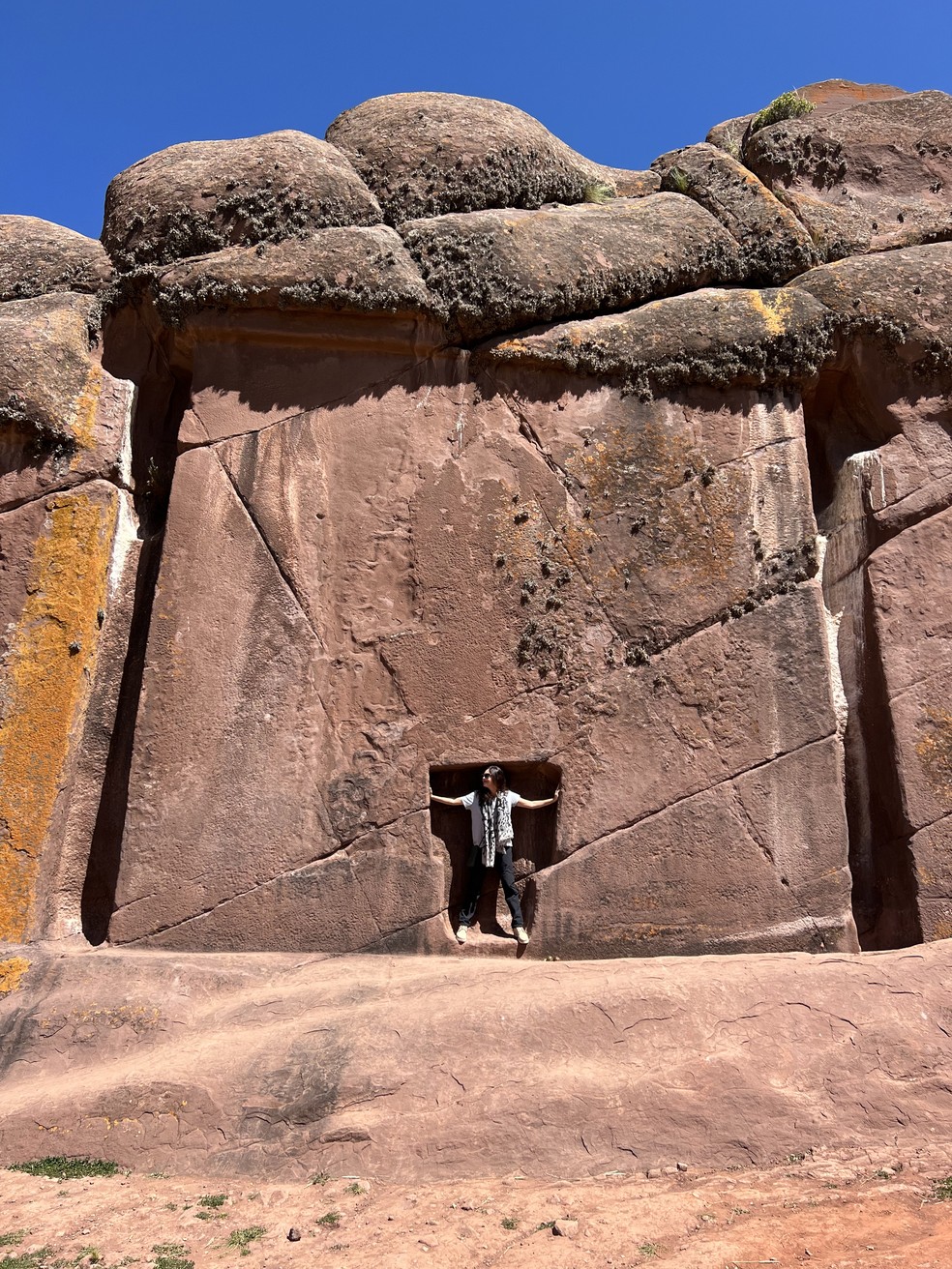 Turista profissional: Camilla Guebur, em sítio arqueológico na região do Titicaca — Foto: Acervo pessoal