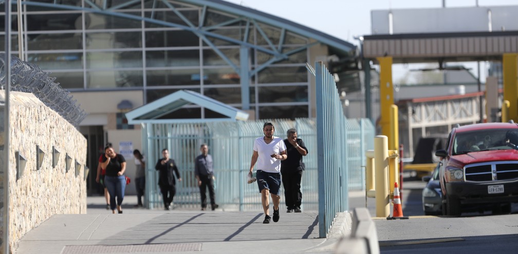 Pedestres entram nos Estados Unidos pelo MÃ©xico no posto de El Paso, no Texas â Foto: Gerald Herbert/AP Photo