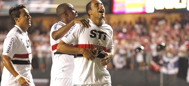 Lucas comemora gol do São Paulo contra o Tigres (Foto: Gustavo Tilio / Globoesporte.com)