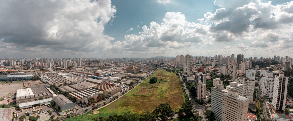 Terreno na Mooca é visto pelos moradores como uma única possível para implantação de parque em meio à proliferação de edifícios na Zona Leste de São Paulo — Foto: Marcelo Brandt / G1