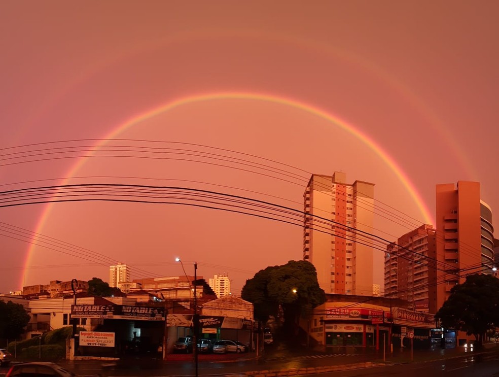 Arco-íris duplo chama atenção de moradores na região de Bauru — Foto: Fernando Savioli/TV TEM