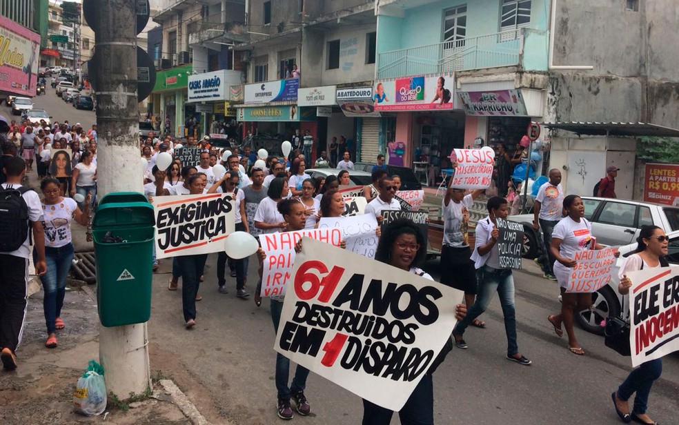 Amigos e familiares de Nadinho fizeram protesto pelas ruas de Candeias (Foto: Juliana Almirante/G1)