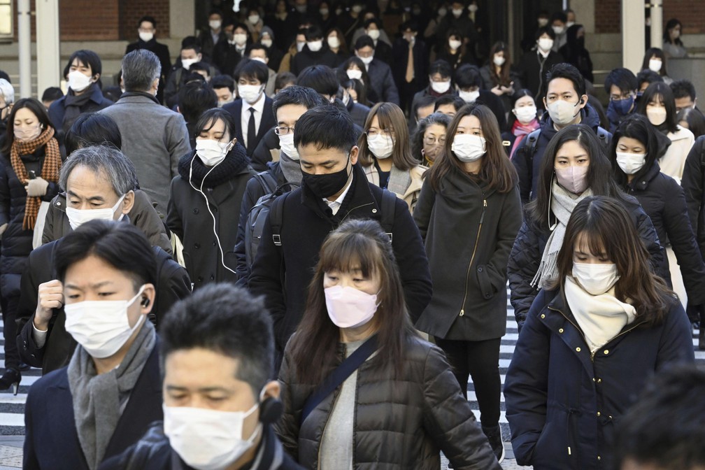 Japoneses caminham por Tóquio em 20 de janeiro de 2023 — Foto: Kyodo News vía AP