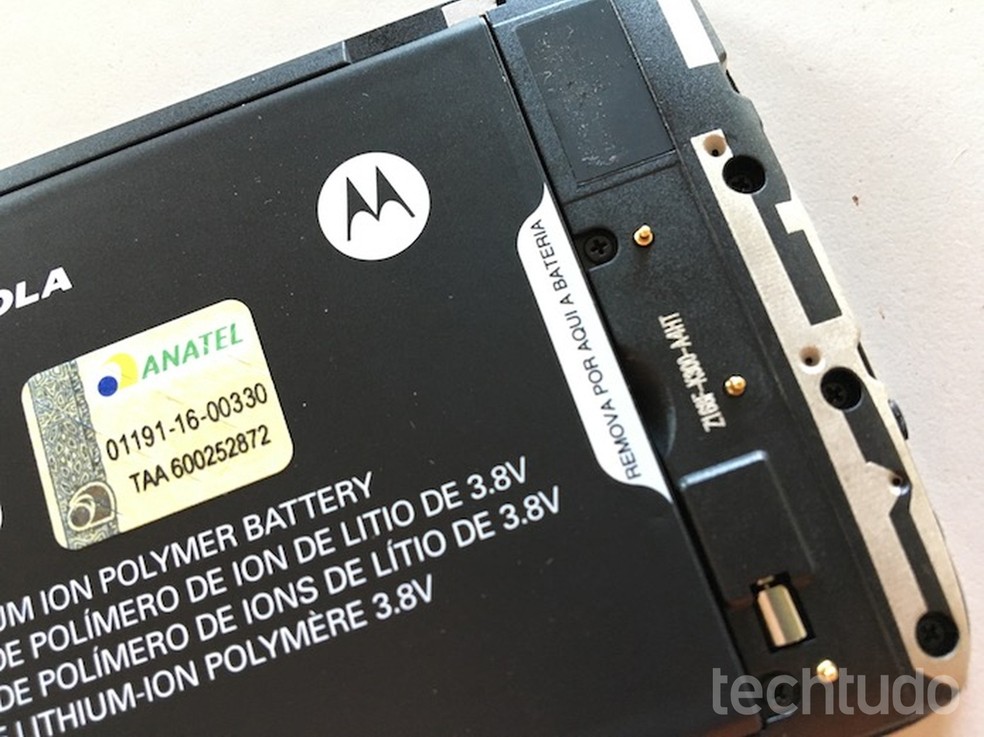 Remova a bateria do celular pelo local indicado no Moto E4 (Foto: Helito Bijora/TechTudo)
