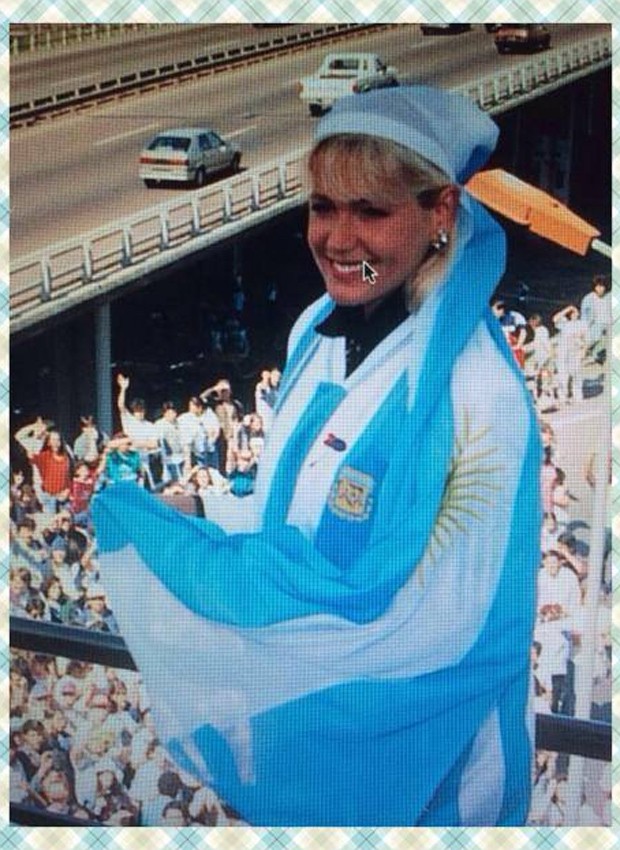 Xuxa resgata foto de uma de suas visitas à Argentina. Famosa no país, a apresentadora arrastou multidões nos anos 90 (Foto: Reprodução/Facebook)