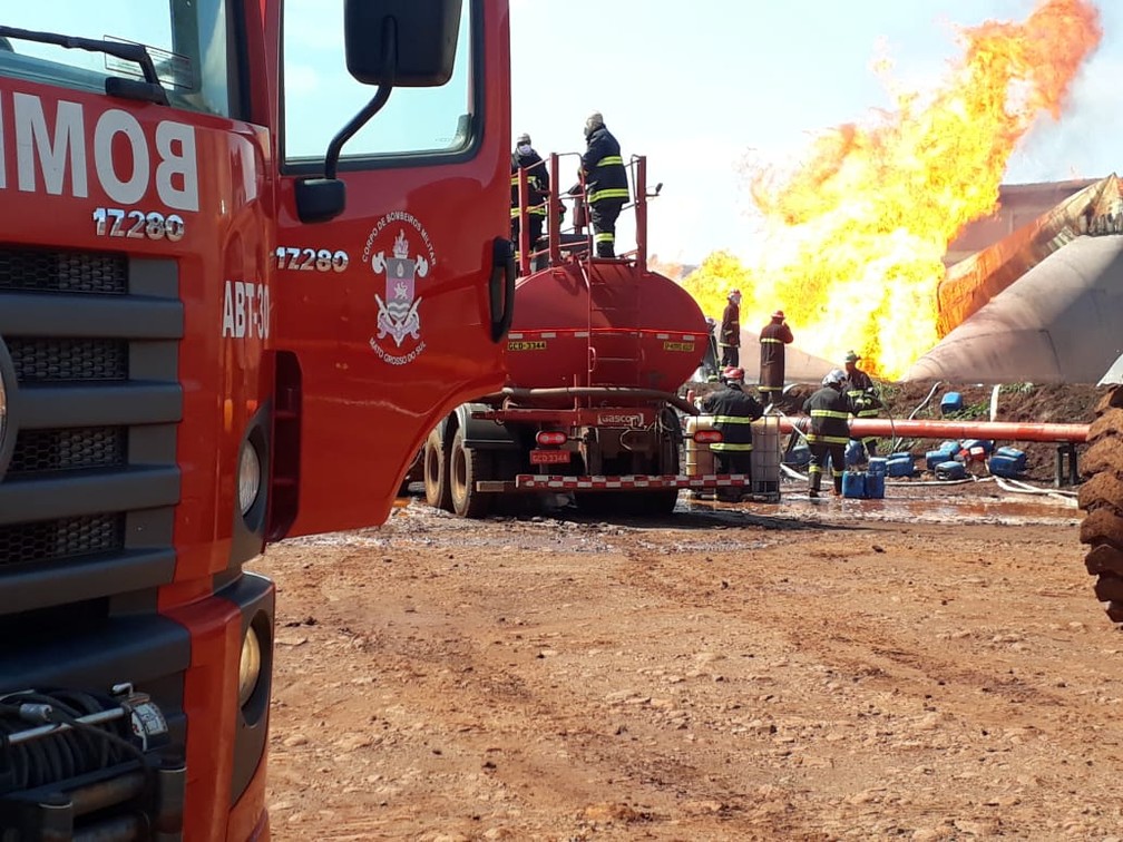 Após resfriamento, bombeiros iniciarão buscas por colaborador desaparecido.  Foto: Corpo de Bombeiros/Divulgação