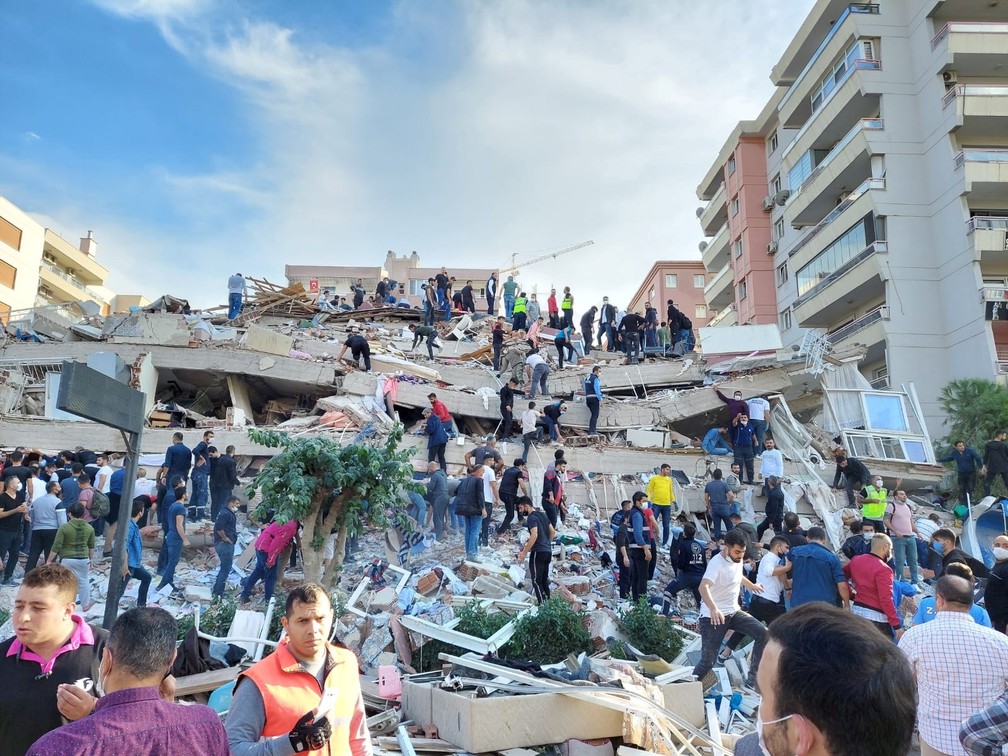 Prédio desabou em Esmirna, na Turquia, após um terremoto no Mar Egeu — Foto: Tuncay Dersinlioglu/Reuters