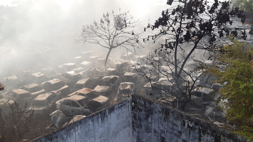 Carros são vistos em meio a fumaça provocada por incêndio no pátio da Delegacia de Plantão da Zona Norte de Natal, neste sábado (6) — Foto: Sérgio Henrique Santos/Inter TV Cabugi