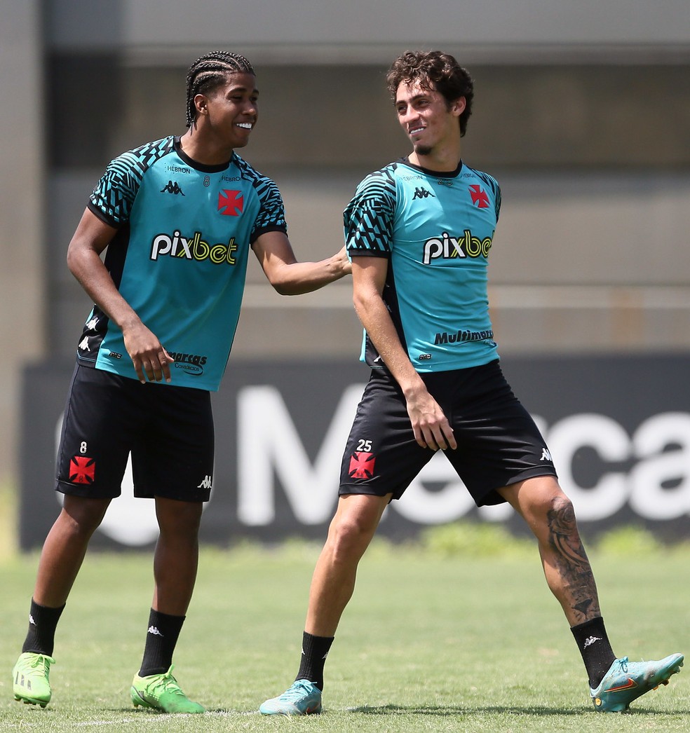 Andrey Santos e Marlon Gomes em ação no treino do Vasco — Foto: Daniel Ramalho / CRVG
