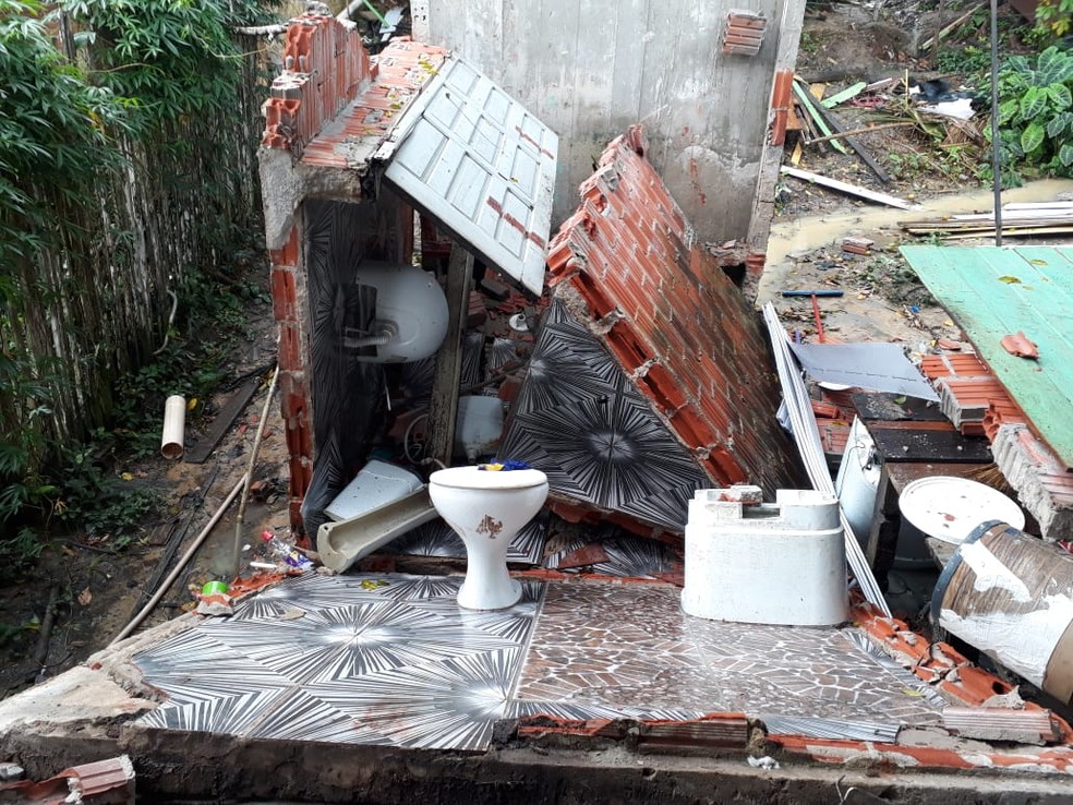 Banheiro desabou em cima da jovem — Foto: Arquivo da família 