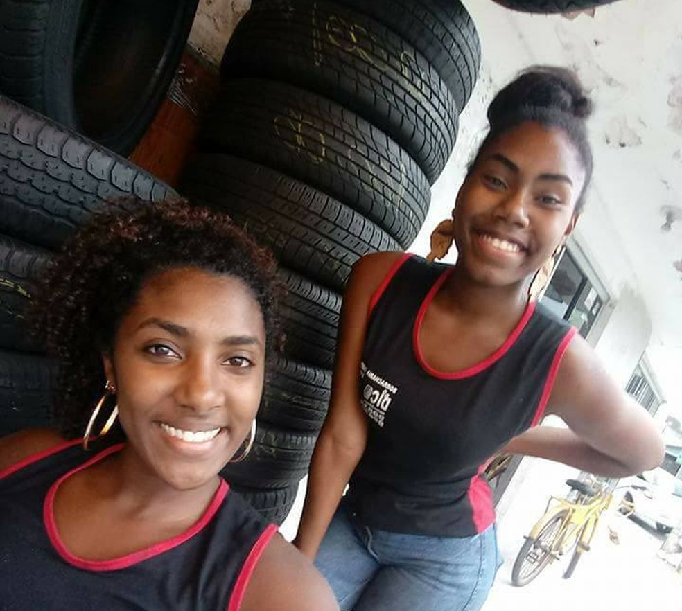 Ulliana e Myllena trabalham como borracheiras na borracharia do pai, em Guarapari (Foto: Reprodução/ Facebook)