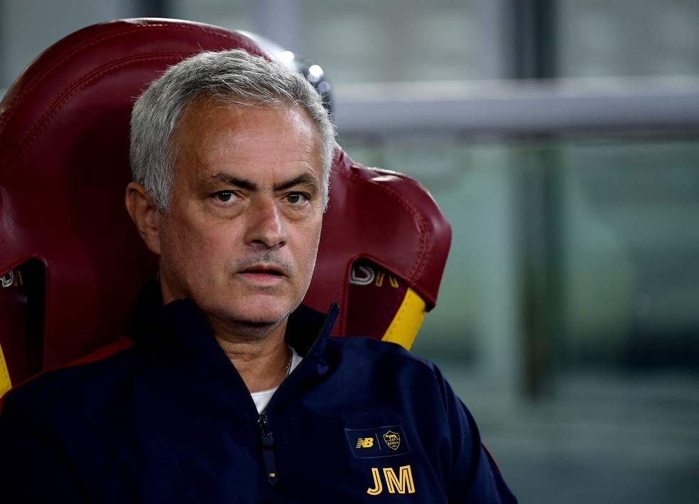 José Mourinho criticou Copa do Mundo no Catar, no fim do ano, após lesão de Dybala na Roma — Foto: AFP