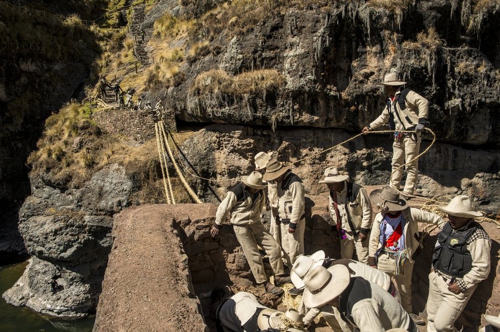 Ponte Q'eswachaka, no Peru: Somente homens podem trabalhar na construção da ponte. As mulheres permanecem na parte superior do desfiladeiro, tecendo cordas finas. — Foto: Jordi Busqué