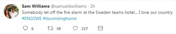 Um torcedor inglês fazendo piada com o incidente envolvendo o alarme de incêndio do hotel russo no qual a equipe da Suécia está hospedada (Foto: Twitter)
