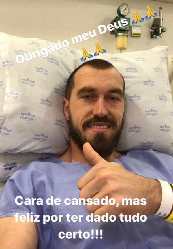 Goleiro Walter, do Corinthians, passa por cirurgia e divulga foto em rede social