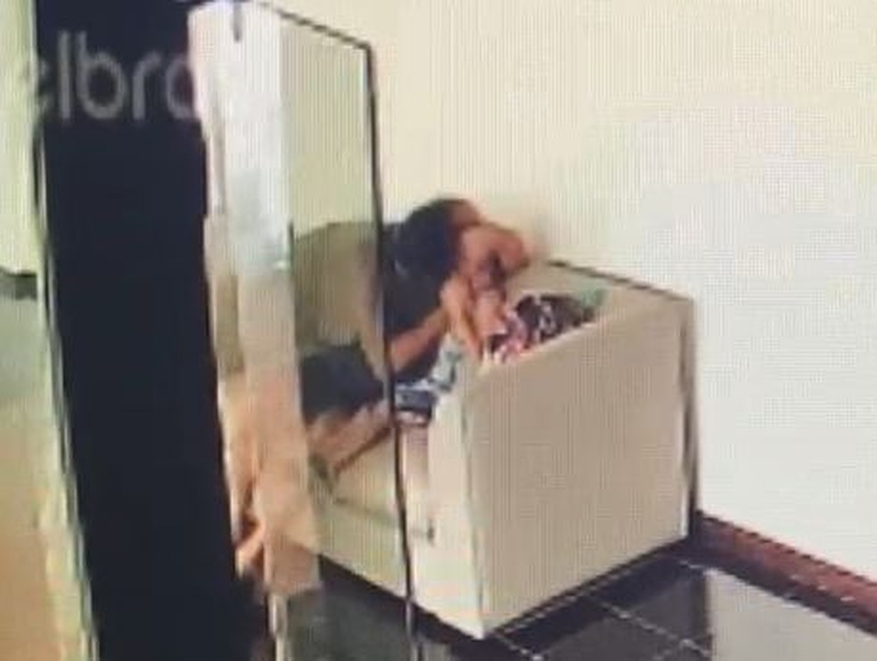 Homem sufoca o enteado em prédio de Niterói — Foto: Reprodução