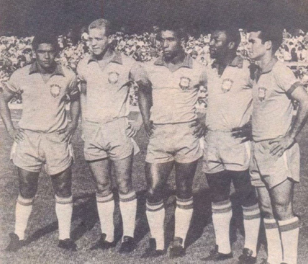 Linha de ataque da Seleção Brasileira no gramado do Maracanã. Partindo da esquerda; Garrincha, Ademir da Guia, Flávio, Pelé e Rinaldo — Foto: Reprodução / Revista do Esporte número 330 – 3 de julho de 1965.