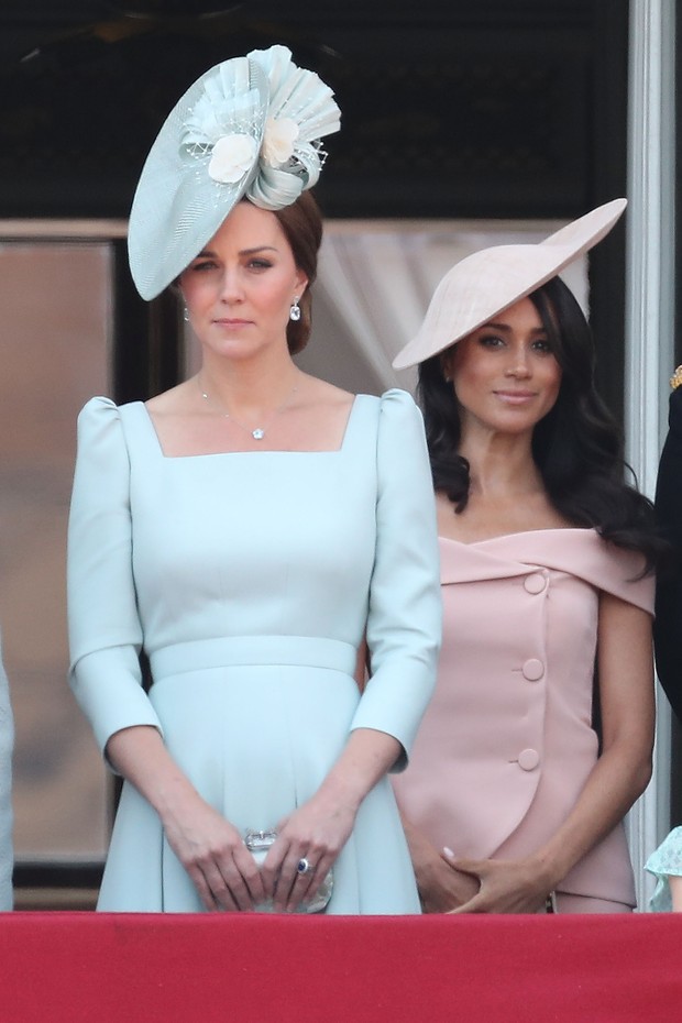 LONDON, ENGLAND - JUNE 09: Catherine, Duchess of Cambridge and Meghan, Duchess of Sussex on the balcony of Buckingham Palace during Trooping The Colour on June 9, 2018 in London, England. The annual ceremony involving over 1400 guardsmen and cavalry, is b (Foto: Getty Images)