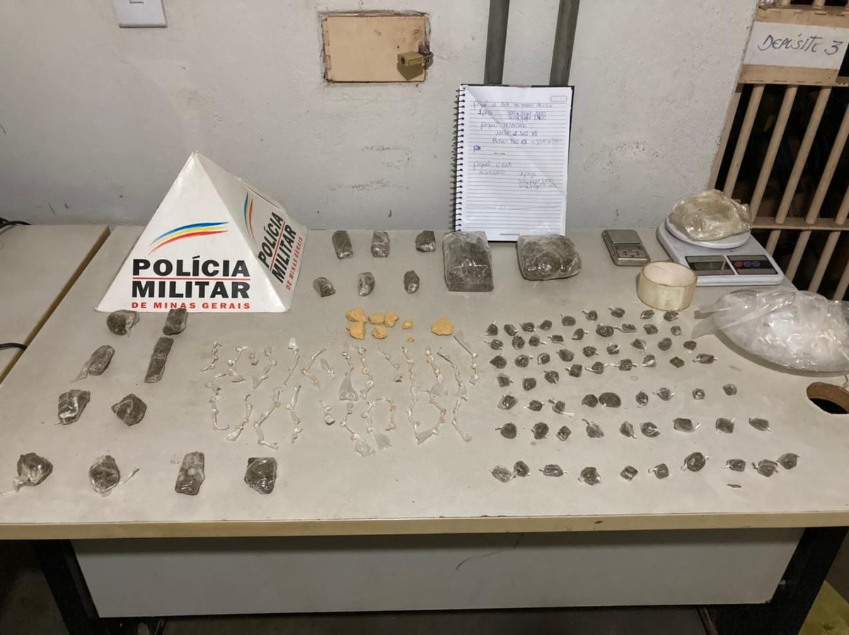 Polícia apreende drogas em casa abandonada no Bairro Village do Lago, em Montes Claros