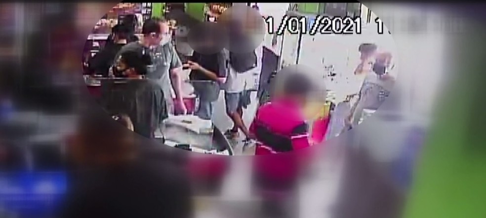 Câmeras de segurança registraram a agressão, em Curitiba — Foto: Reprodução/RPC
