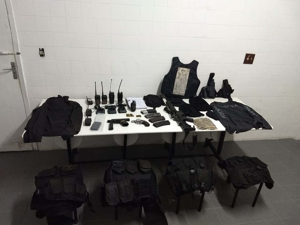 PolÃ­cia apreendeu rÃ¡dios, muniÃ§Ãµes, contabilidade e armas em InhoaÃ­ba â Foto: DivulgaÃ§Ã£o/PolÃ­cia Civil
