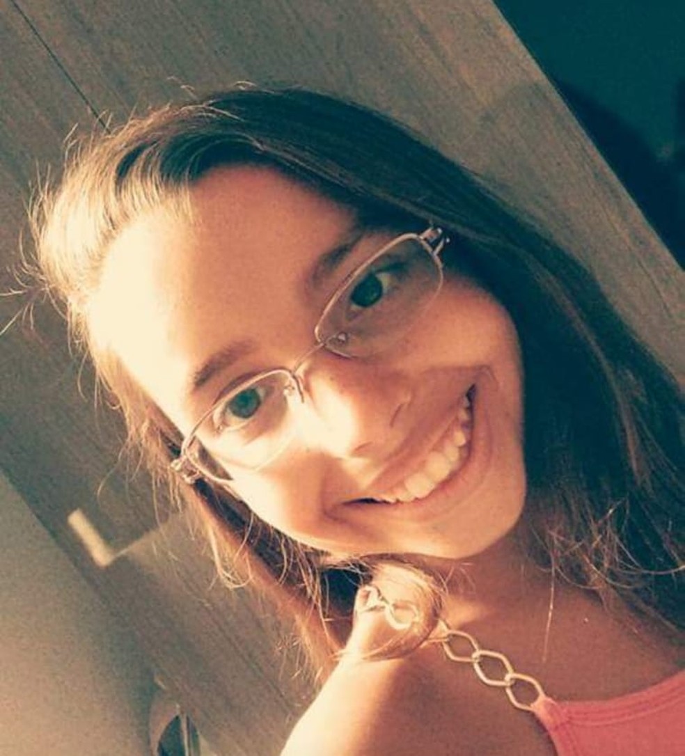 Emanuela Medeiros, de 16 anos, morreu após cair e bater a cabeça durante brincadeira com colegas na escola em Mossoró — Foto: Arquivo da Família