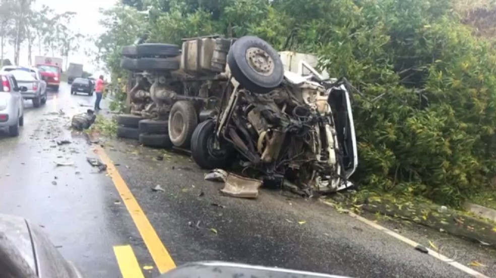 Ve&iacute;culo tombou com o impacto do acidente  (Foto: TV Gazeta/Reprodu&ccedil;&atilde;o)