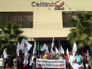 Manifestantes protestam em frente à Celtins (Foto: Jesana de Jesus/G1)