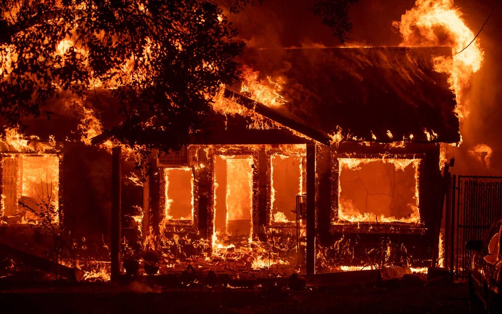 Uma casa em chamas em Paradise, na Califórnia — Foto: Josh Edelson / AFP