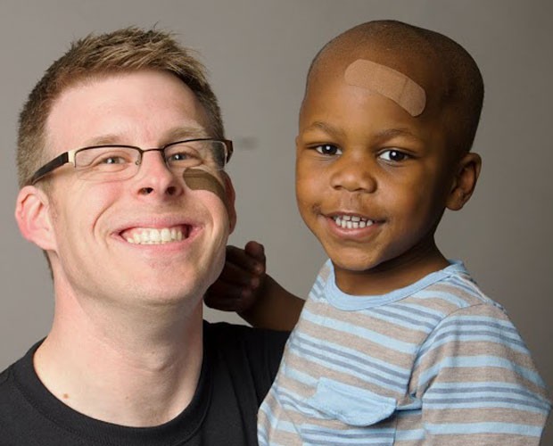 Toby Meisenheimer com o filho Kai, de cinco anos; o pai foi procurar um curativo e só achou tons para peles claras (Foto: Tru-Colour Bandages/Divulgação)