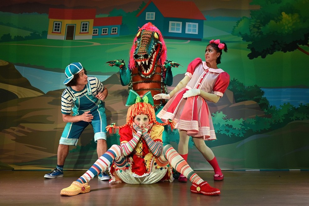 Nesta montagem exclusiva, Emília resolve “computadorizar” as suas memórias para que sejam “internetizadas” e possam alcançar “as crianças do futuro”. — Foto: Roberto Francisco/Divulgação.