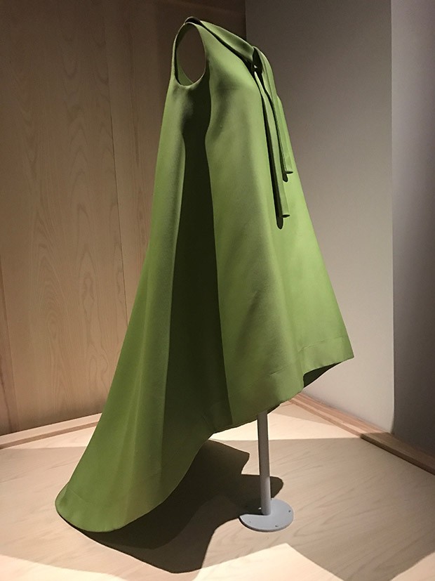 Dress (1967) in green silk gazar by Cristóbal Balenciaga (Spanish, 1895-1972) for his Haute Couture collection for House of Balenciaga (French, founded 1937). Gift of Judith Straeten, 2015 (Foto: @SUZYMENKESVOGUE)