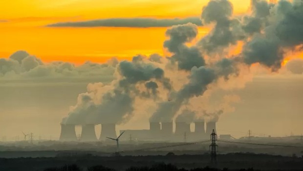 É urgente a necessidade de reduzir as emissões de CO2 provenientes da queima de combustíveis fósseis, segundo o Painel Internacional de Mudanças Climáticas das Nações Unidas. (Foto: Getty Images via BBC News)