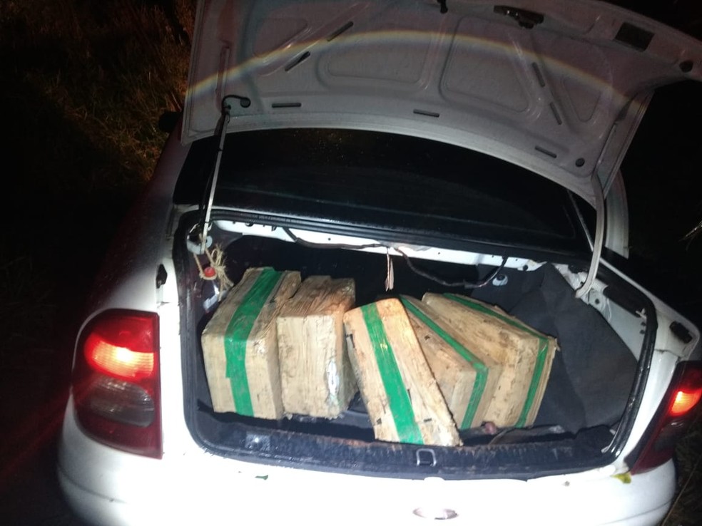 Maconha foi localizada no porta-malas de um veículo — Foto: Polícia Militar 