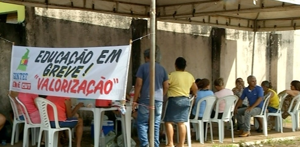 Servidores da educação reivindicam direitos em greve — Foto: Reprodução/TV Anhanguera