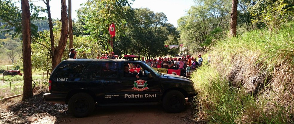 Polícia acompanha movimentação do MST em fazenda ocupada em Duartina (Foto: Alan Schneider / TV TEM)