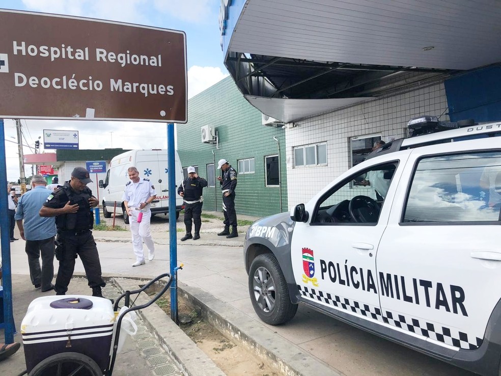 Sargento foi socorrido ao Hospital Regional Deoclécio Marques, em Parnamirim — Foto: Mariana Rocha/Inter TV Cabugi 
