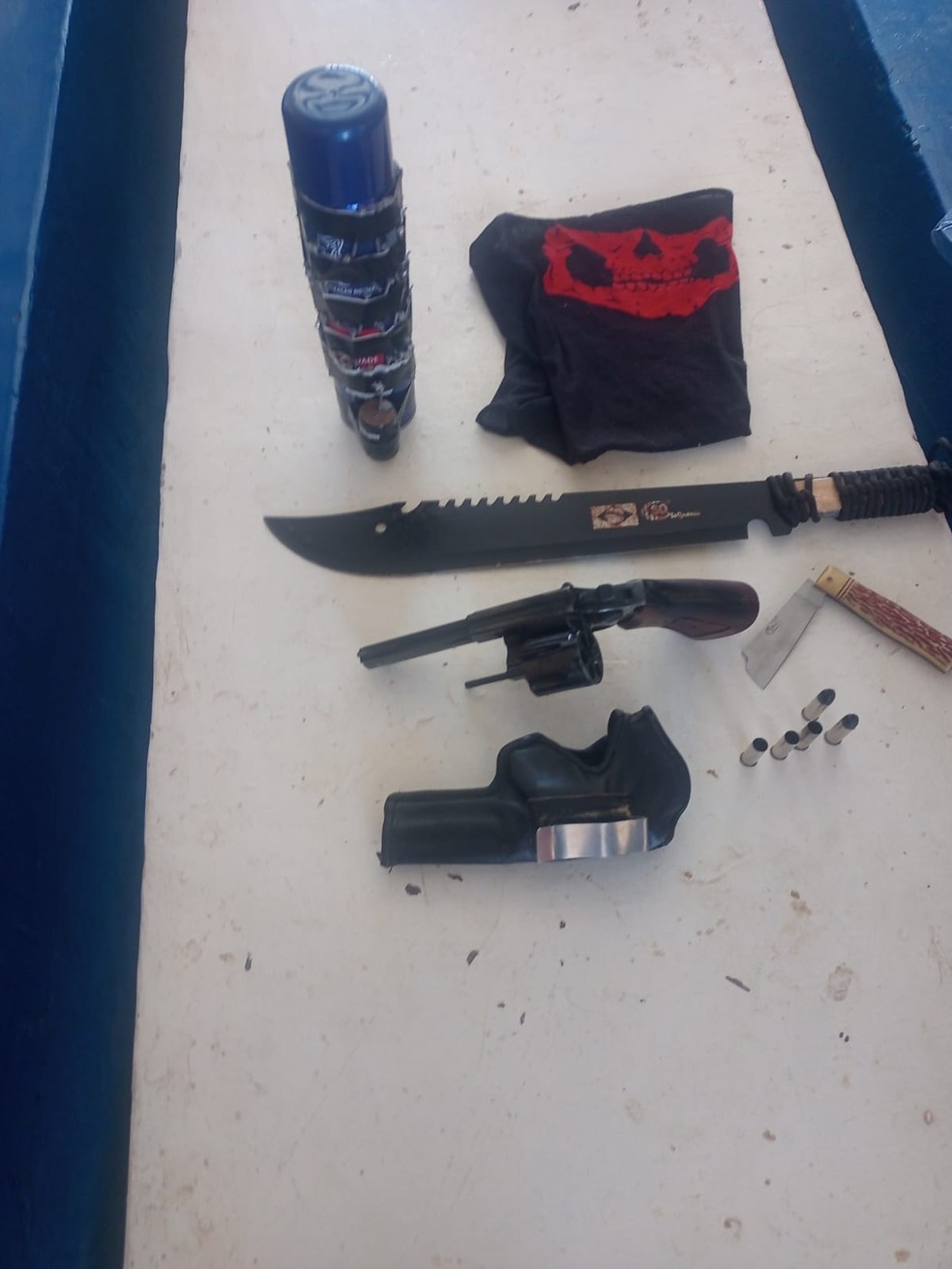 Armas que a polícia apreendeu após o ataque: revólver calibre 18, suas armas brancas e uma espécie de bomba caseira — Foto: Divulgação/Polícia Militar da Bahia