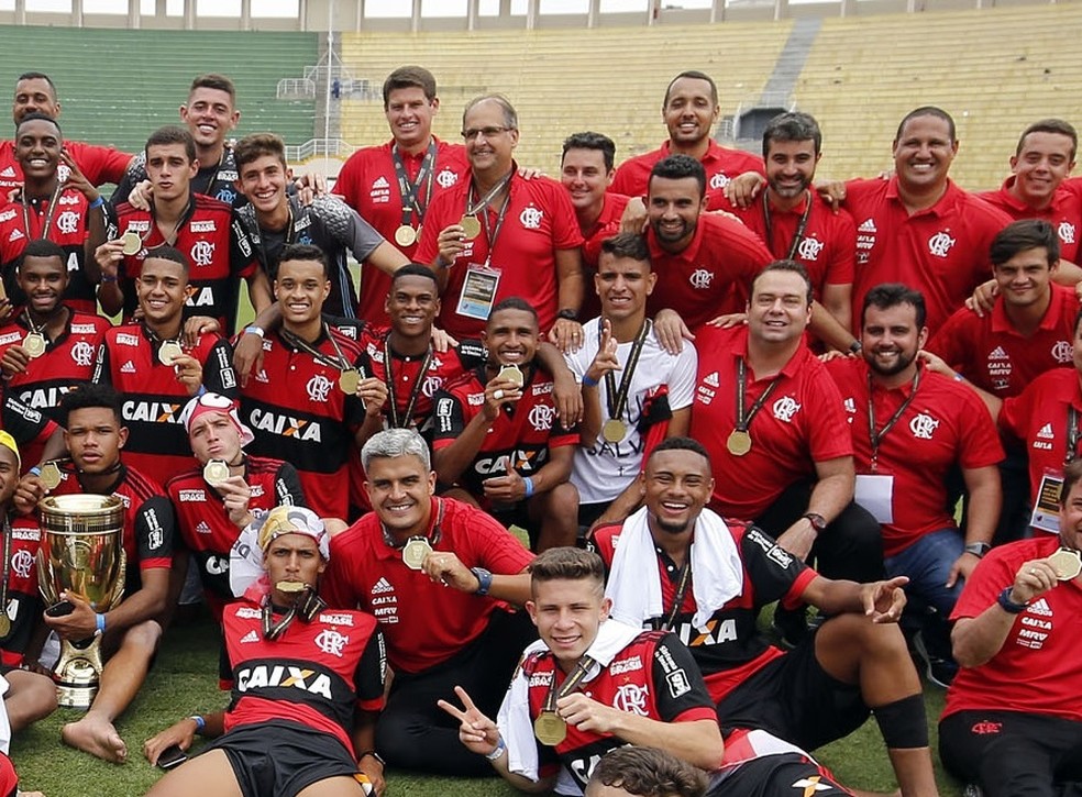 Noval (em p�, ao centro), com a garotada tricampe� da Copinha, no Pacaembu (Foto: Staff Images/Flamengo)