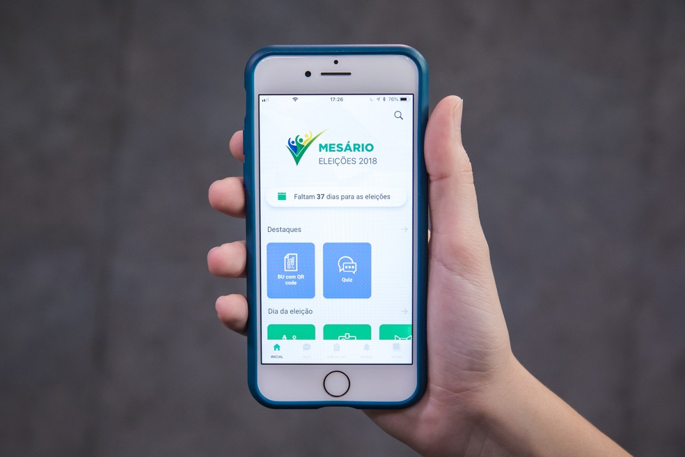 Aplicativo 'Mesário', disponível para Android e iOS, reúne informações sobre o processo eleitoral, bem como instruções e orientações para esclarecer dúvidas dos mesários (Foto: Celso Tavares / G1)